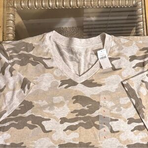 Old Navy Men's Gray and Tan Camo V-Neck Tee
